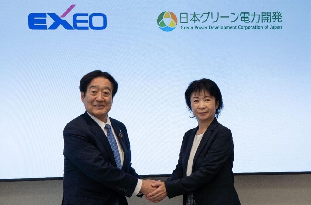 エクシオグループ代表取締役社長 舩橋哲也、日本グリーン電力開発代表取締役会長 関谷恵美が握手している写真