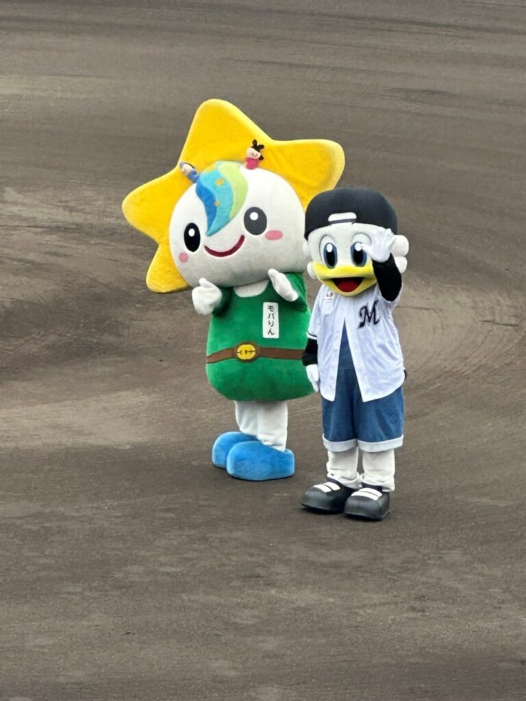 モバりんと千葉ロッテマリーンズのマスコットキャラのマーくんの写真