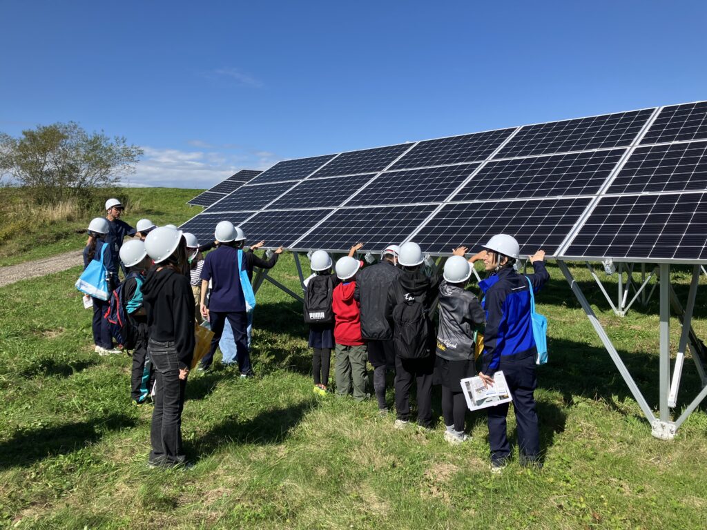 パネルの前での発電教室の画像