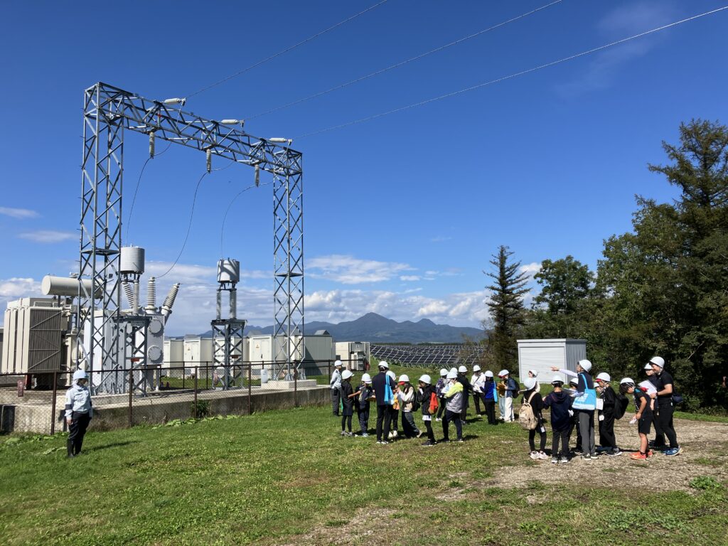 設備の前での発電教室の画像